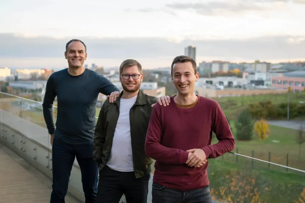 Zakladatelé společnosti Aiviro (zleva): Miroslav Buček, Filip Unzeitig, Róbert Kolcún s rukama na ramenou